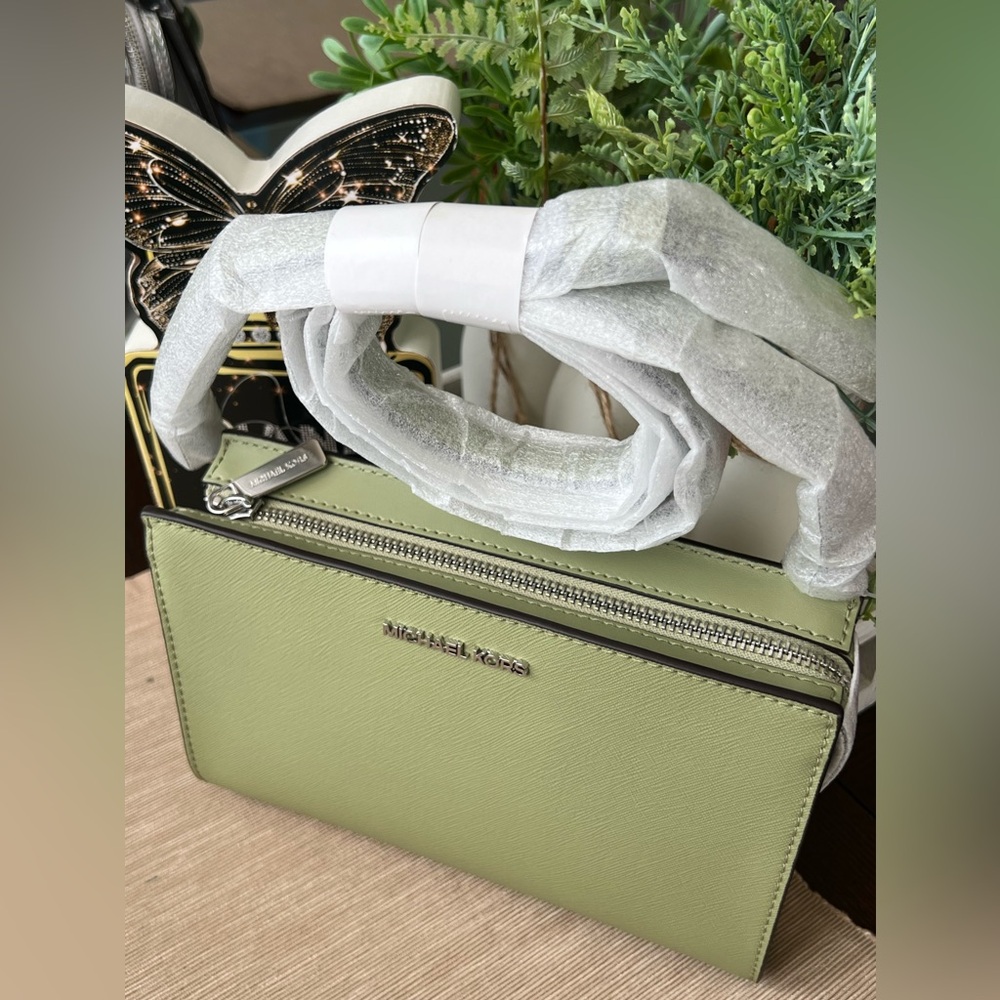 NWT Michael Kors Sheila Small Shoulder Crossbody Bag in light sage